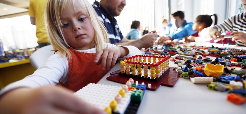 Mitől olyan boldog a Lego népe? Mert másképp szólnak a gyerekükhöz