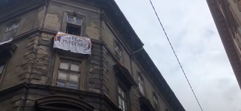 The protesters from Nuestro País were received with Pride music on Sándor Bródy street