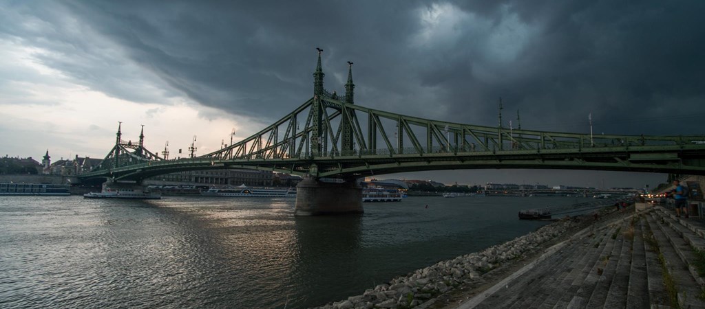 Itthon Fotozni Akart De Lezuhant A Szabadsag Hidrol Es Meghalt Egy 19 Eves Fiatal Hvg Hu