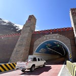 Közel 5000 méteres magasságban épült alagút Kínában