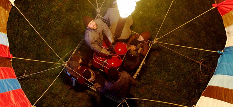 A hot air balloon caught fire and crashed, a man died