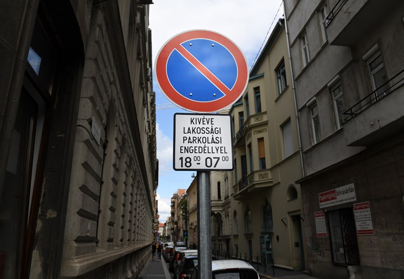 La única cura para los síntomas de los problemas del automóvil en la capital es el nuevo sistema de estacionamiento en los barrios del centro.