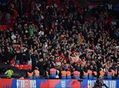 Ultras húngaros chocan con la policía en Wembley