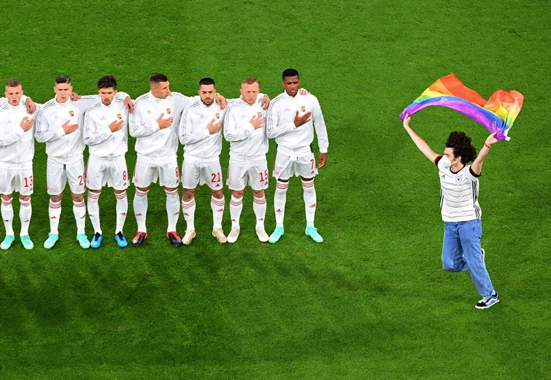 El debate sobre el verano, el fútbol y la homosexualidad desvía el discurso sobre una variedad de temas difamatorios