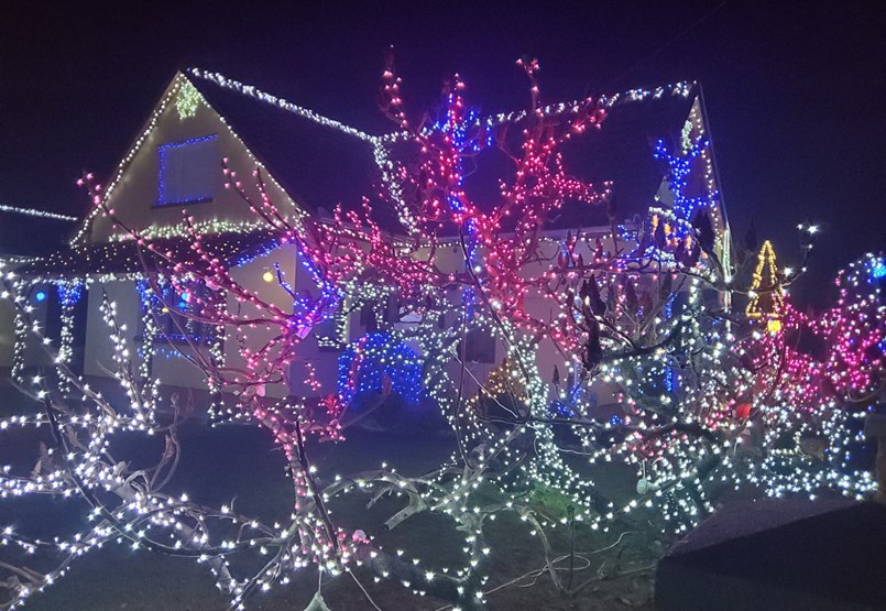 Mint a filmekben: két karácsonyi meseház világítja be a csorvási utcákat - videó