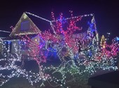 Mint a filmekben: két karácsonyi meseház világítja be a csorvási utcákat - videó