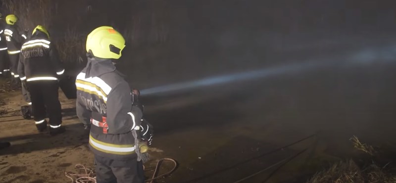 Videó készült arról, hogyan húzták ki a Dunába csúszott autót a tűzoltók