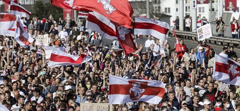 Hundreds of thousands march to Lukashenko's residence, police fire warning shots