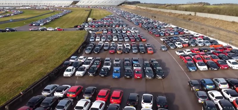 Tízezrével állnak az eladatlan használt autók egy brit versenypályán