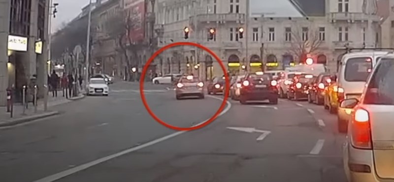 Videó: A szembe sávban előzte meg a teljes kocsisort egy autós a Deák téren
