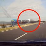Videón, ahogy a rendőrök sorra buktatják le a szabálytalan kamionosokat az M7-esen