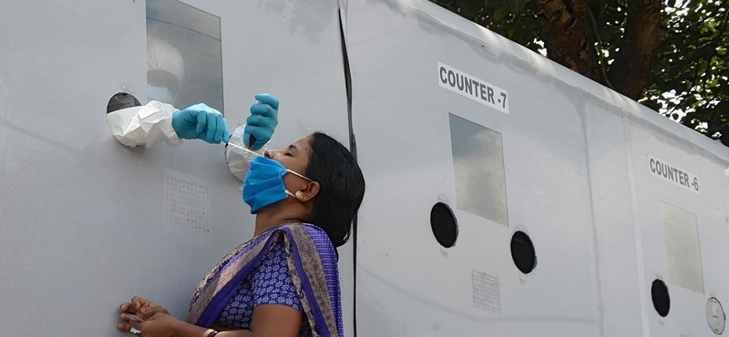 En India, dos o tres pacientes con coronavirus comparten una cama individual