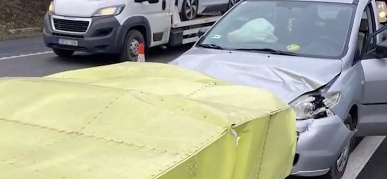 Megint telibe talált egy közutas ütközéselnyelő dobozt egy figyelmetlen autós ? videó