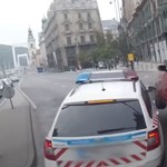 Videó: Rendőrautóba csapódott egy Toyota a Ferenciek terénél