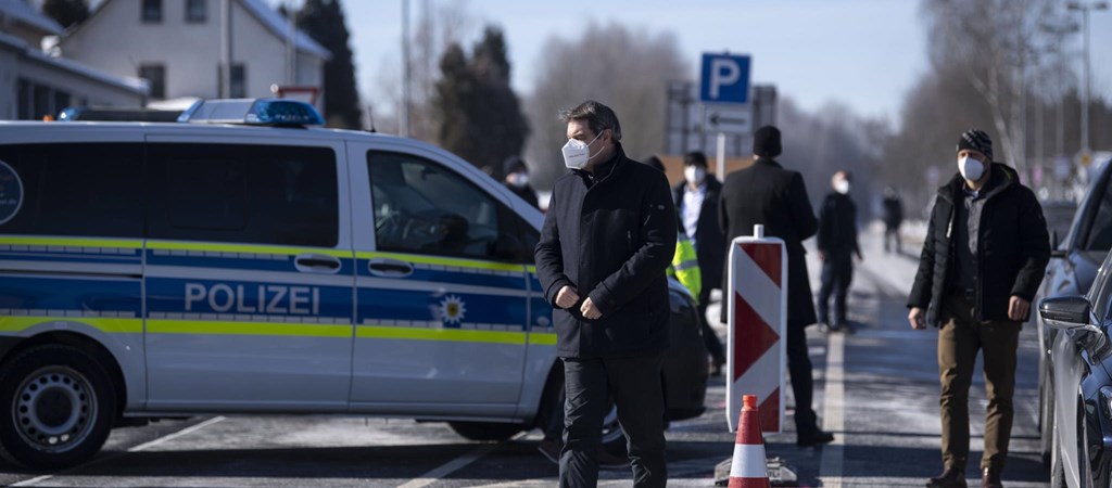 Vilag Ujabb Szigoritasok A Cseheknel Csak A Lakokorzetben Lehet Mozogni Hvg Hu