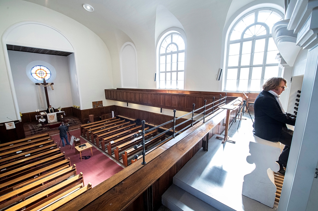 nagyts - mti.20.04.08. Bn Tams orgonamvsz a budavri
        evanglikus templomban tartott hsvtvasrnapi istentiszteleten
        2020. prilis 8-n. A szertartst, amelyen a koronavrus-jrvny
        miatt hvek nem vehetnek rszt, ezen a napon rgztettk s majd
        h