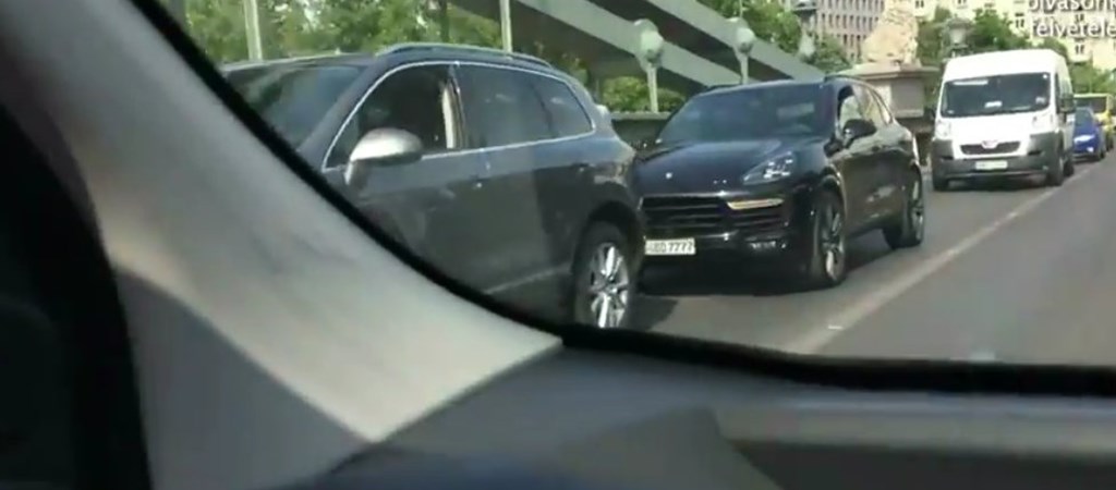 Auto Igy Blokkolta A Lanchidat Az Uzemanyagbol Kifogyo Dzsudzsak Video Hvg Hu