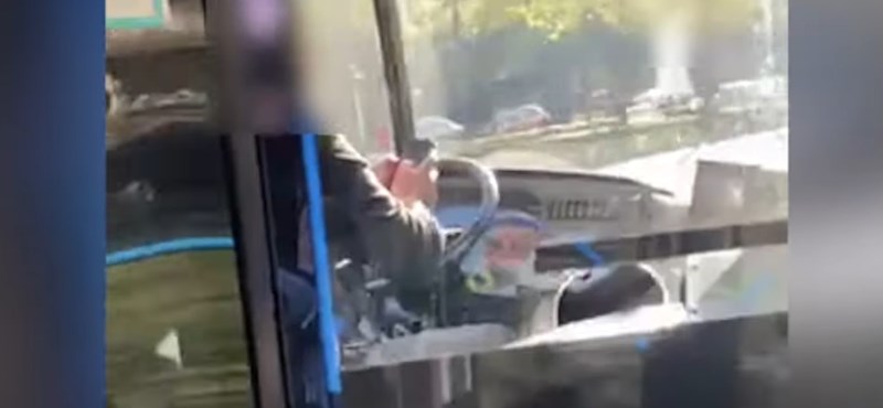 Videóra vették, ahogy a 105-ös busz vezetője hosszú üzenetet ír vezetés közben