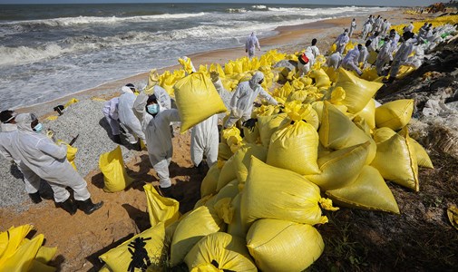 Balenie plastov dusí divočinu na krásnych piesočnatých brehoch Srí Lanky