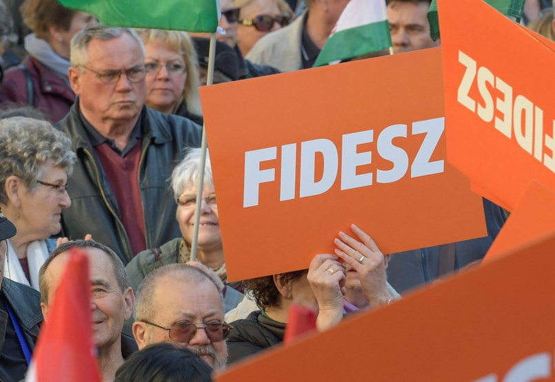 Závecz: Gyengült a Fidesz vidéken, sok körzet pár száz szavazaton múlhat 