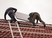 Benefits residents in poorer parts of the country with as many children as possible in the new € 200 billion solar tender