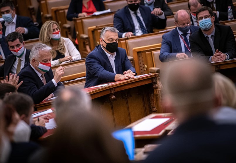 Orbánék átnyomták a rendkívüli jogrendet, majd azonnal előálltak egy alkotmánymódosítással