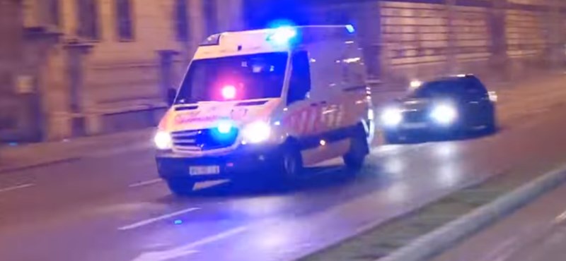Szirénázó mentő mögött próbált kijutni a dugóból egy BMW-s Budapesten