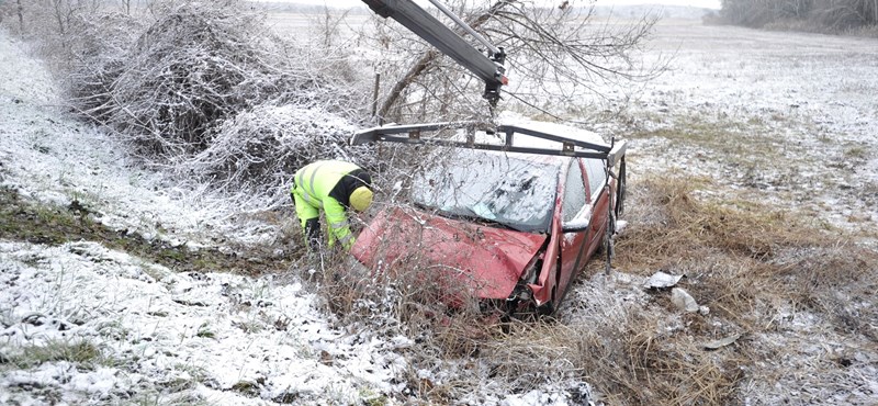 Összetört egy autó Taksonynál, egy 70 éves férfi meghalt