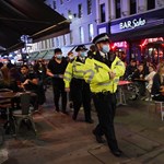 The pubs have closed due to the epidemic, the British continue to drink in the streets