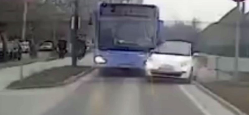 A busz elé vágott, utána felrepült a járdára egy autó Budapesten - videó