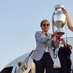 Con lágrimas en los ojos, celebra la victoria de Mancini