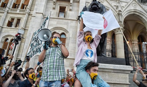 From the university to the parliament has reached the lifeline of those who defend the performing arts