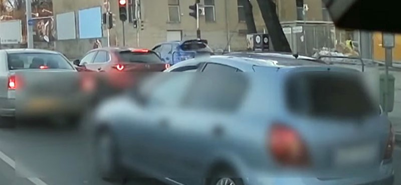 Videó: A járdán hajtva mindenkinél gyorsabb volt ez az autós a Róbert Károly körúton