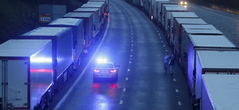 Angliában élő magyarok próbálnak segíteni a doveri kikötőben veszteglő kamionosoknak