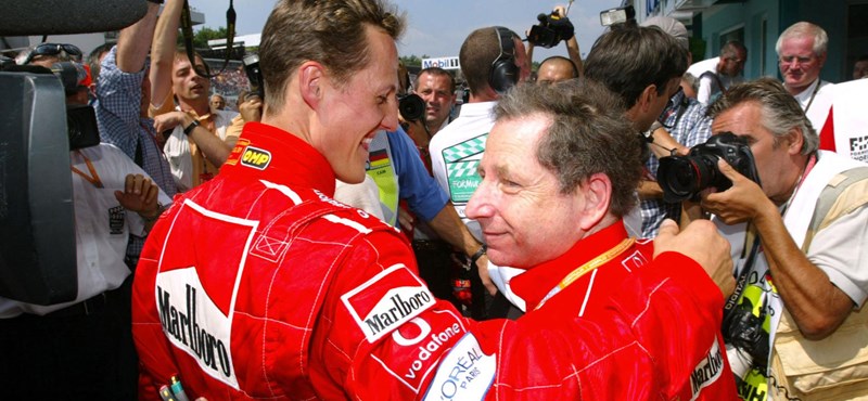 Michael Schumacher mira las carreras de Fórmula Uno