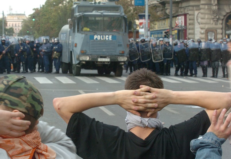 Los manifestantes recibieron una indemnización en 2006 debido al fracaso de cientos de policías heridos 